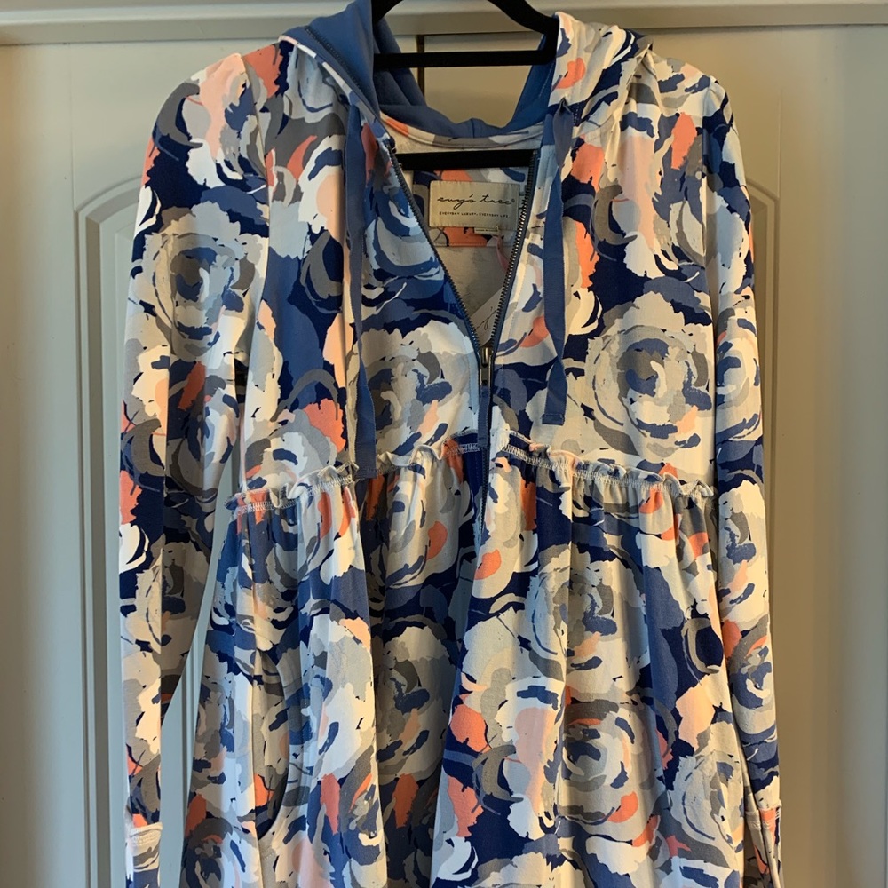 NWT Evy’s Tree Blue Rose Garden Sophie M